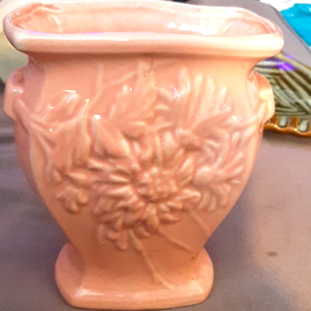 Vintage McCoy salmon pink Chrysanthemum vase, 1940s